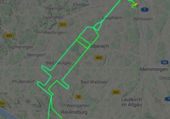 Немецкий пилот "нарисовал" в небе огромный шприц (фото)