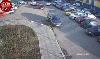 "Просто магия": в Киеве такси без водителя разбило две машины, все попало на видео