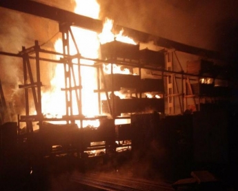 В Мелитополе 12 спасателей тушили масштабный пожар на складе вторсырья (фото)