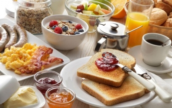 Названы основные ошибки во время завтрака, из-за которых появляются лишние килограммы