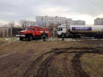 В Запорожской области большегрузный автомобиль застрял в грязи (фото)