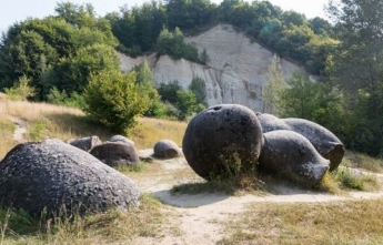 Ученые раскрыли тайну "живых" камней в Румынии - поражают причудливой формой: фото