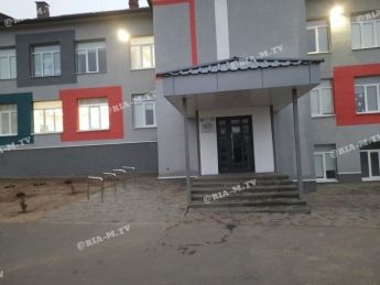 В Мелитополе на фасаде отремонтированной школы появилась дыра (фото)