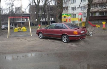 В Киеве водитель отличился "героической" парковкой на детской площадке: фото