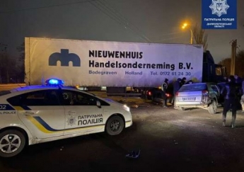 В Днепре столкнулись DAF и Opel: девушку из легковушки вырезали спасатели (фото)