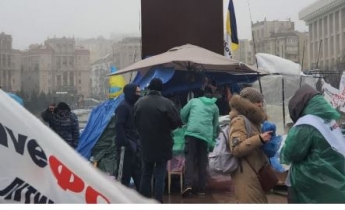 Люди стоят под дождем: в Киеве не стихают акции протеста предпринимателей, фото