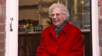 В Британии старейшая женщина-почтальон ушла на пенсию после 80 лет службы