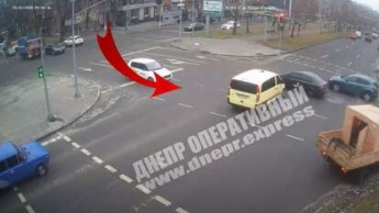 В Днепре Mercedes проехал на "красный" и врезался в Chevrolet: видео момента ДТП