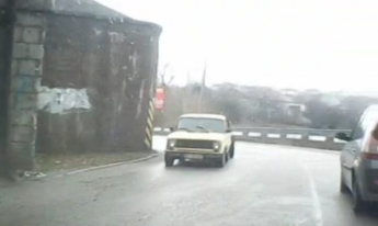 В Запорожье водителей предупреждают об опасности на мосту (фото)