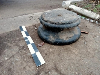 В Запорожской области в частном дворе обнаружили часть старинного надгробия (фото)
