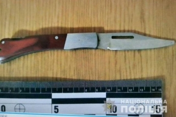 В Киеве мужчина с ножом ограбил прохожего