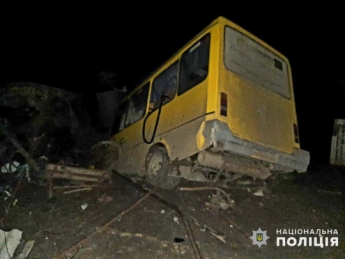 Рейсовый автобус с 15 пассажирами рухнул в бассейн в Николаевской области