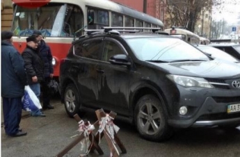В Киеве водитель авто отметился "феерической" парковкой и остановил движение трамваев: фото