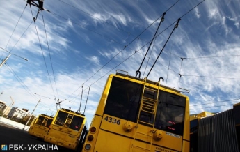 В Киеве мужчина разнес троллейбус: не пустили в салон