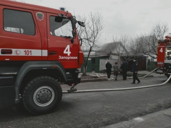 В Запорожье спасатели тушили пожар на территории частного дома (фото)
