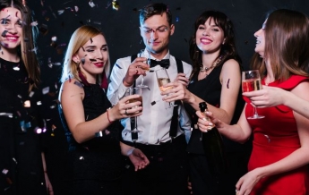 Почему мы пьем шампанское на Новый год и с чем лучше его употреблять