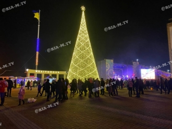 В Мелитополе на площадь заманивают голым торсом и концертом (видео)