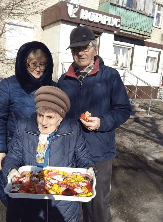 В Мелитополе прохожим раздают валентинки и конфеты, фото 2
