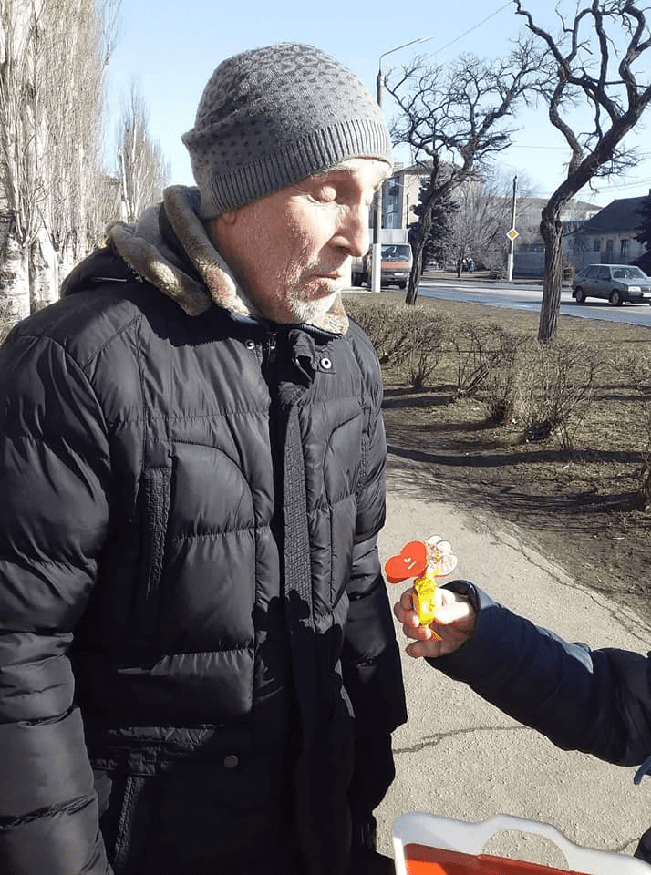 В Мелитополе прохожим раздают валентинки и конфеты