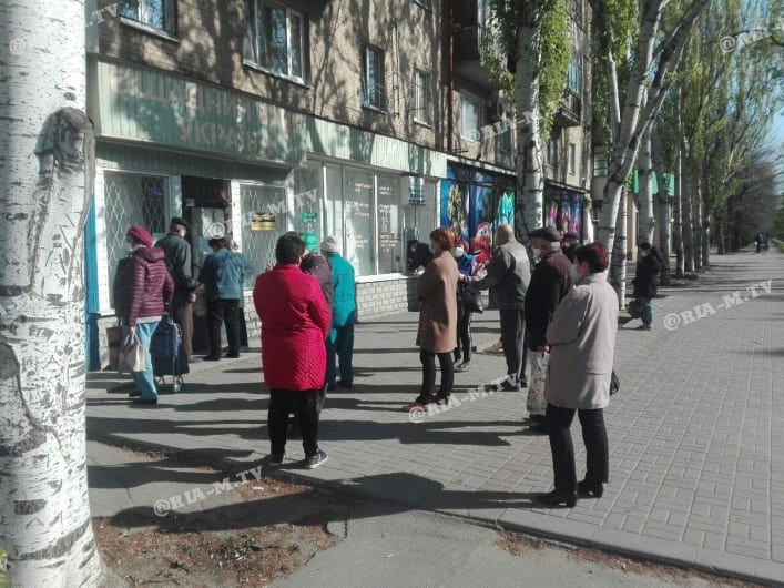 В Мелитополе песионеры штурмуют банки за карантинной тысячей