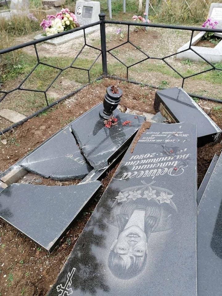 В Запорожской области вандалы повредили могилы, фото 2