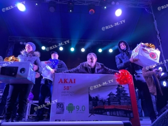 Стало известно, кто в этом году 58-дюймовую плазму на площади в Мелитополе выиграл (фото, видео)
