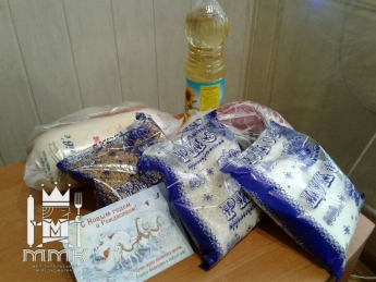 В Мелитополе благотворители раздали пенсионерам продуктовые наборы (фото)