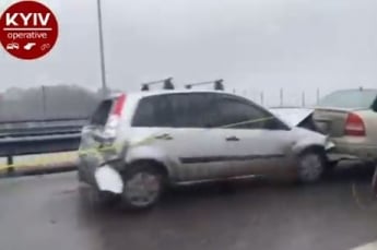В Киеве произошло масштабное ДТП с участием пяти авто: видео с места