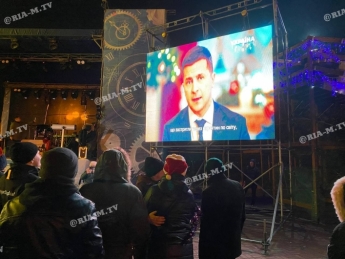 В Мелитополе во время выступления Президента народ кричал «балабол» и показывал неприличные жесты (видео)