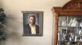 Парень подарил родителям портрет Оби-Вана Кеноби - они до сих пор уверены, что их гостиную охраняет Иисус