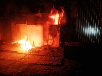 В Запорожье 10 спасателей тушили пожар в гараже (фото)