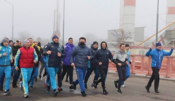 В Запорожье губернатор поучаствовал в новогоднем забеге по новому мосту (фото)