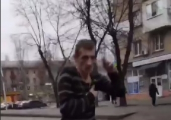 Наотмечался - в центре Мелитополя бегал неадекватный мужчина с разбитой головой (видео 18+)