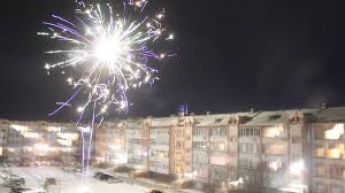 Жительница Мелитополя показала последствия фейерверков во дворах (видео)