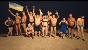 В Запорожской области местные жители устроили новогодний заплыв (видео)