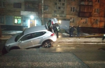 В Харькове внедорожник провалился под землю: фото