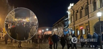 В Киеве на Подоле к елке вышли толпы людей (Фото и видео с места)