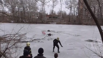 В Сумах пенсионер бросился спасать провалившегося под лед мужчину и застрял сам. Видео