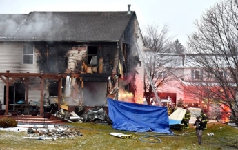 В США три человека погибли при падении самолета на жилой дом