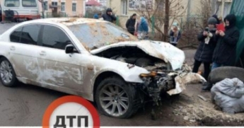 Под Киевом пьяный водитель слетел с дороги и протаранил дом: фото с места