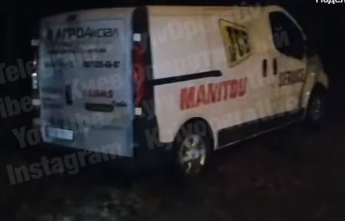 В Киеве пьяный "Санта" не вписался в поворот и попросил "копов" его подтолкнуть: видео