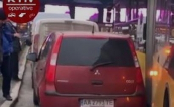 В Киеве "герой парковки" парализовал движение общественного транспорта: его "прославили" в сети, видео