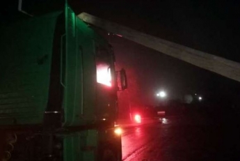 Под Днепром на кабину грузовика рухнул телефонный столб: подробности и фото