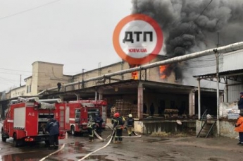 В Киеве вспыхнул мощный пожар на заводе - пламя вырывается из окон, валит дым: фото