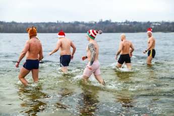 В Запорожье "моржи" устроили новогодний заплыв (фото)