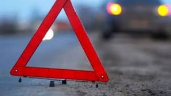 На трассе в Запорожской области автомобиль влетел в отбойник