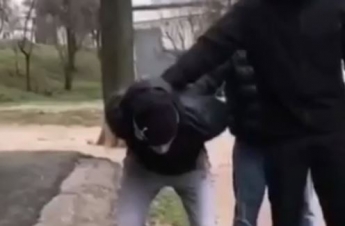 В Харькове мужчина ударил девушку-кассира с ноги по лицу: его жестко 