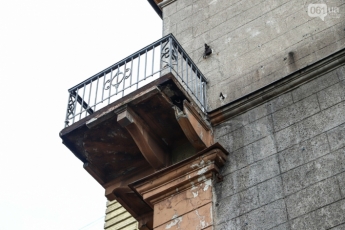 В Запорожье начали ремонтировать осыпающийся балкон на доме-памятнике (фото)