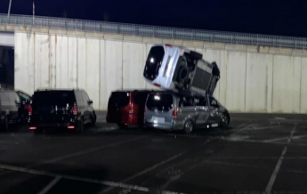 В Испании уволенный сотрудник крушил бульдозером новые Mercedes (фото)