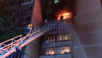 В Запорожье спасатели тушили пожар в четырнадцатиэтажке (фото)
